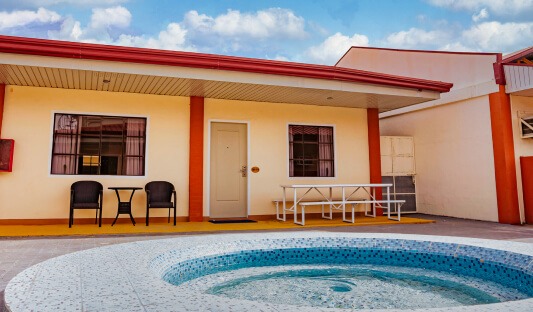 3 – Bedroom Family Villas With Common Whirlpool